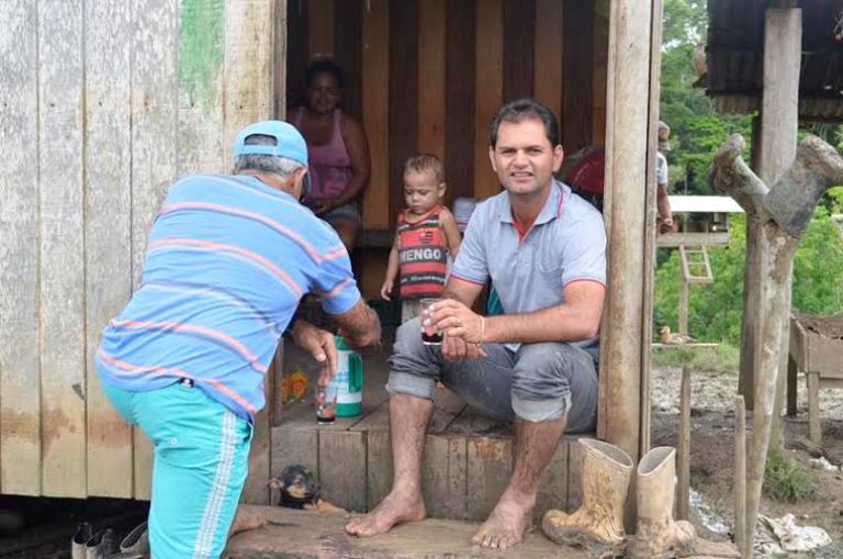 Prefeito Mano Rufino durante uma de suas visitas à zona rural de Sena Madureira/Fotos: Assessoria e ContilNet Notícias unnamed 10