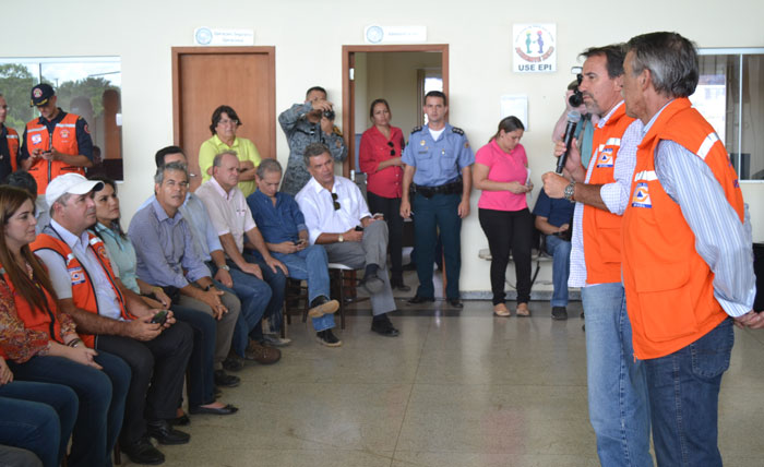 Jorge Viana e Petecão (ao fundo) durante visita de ministro ao Acre/Foto: ContilNet Notícias visitaminitropeteca