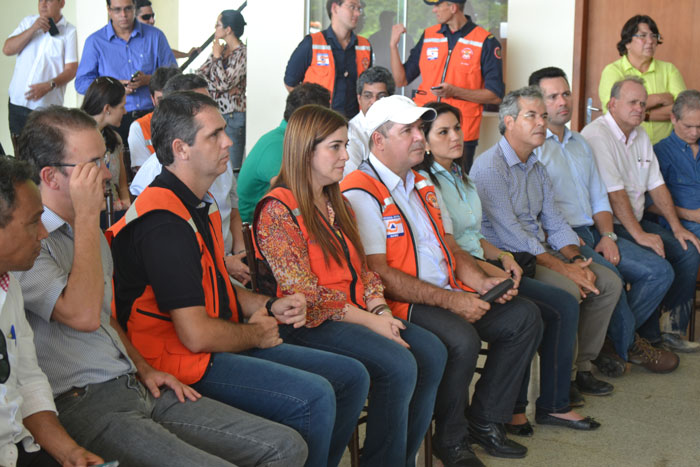 Governador ao lado da vice, senadores e deputados/Foto: ContilNet Notícias visitamisnitrocapa3