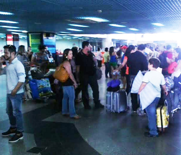 Crianças, idosos e gestantes aguardam mais informações sobre voo cancelado/Foto: cedida voogol