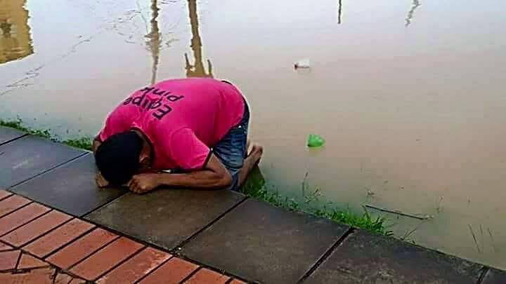 Umas das imagens que chamou atenção nesta alagação foi a de um homem ajoelhado e desiludido com a cheia histórica/Foto: Reprodução Facebook 11046276 796015193821332 254255836519330164 n