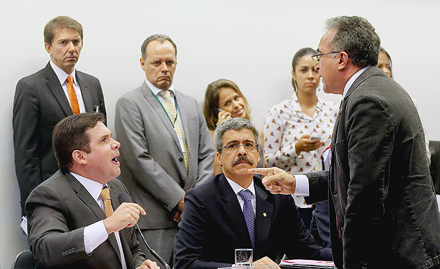 O presidente da CPI, Hugo Motta (PMDBPB, à esq.), discute com Edmilson Rodrigues (PSOLPA) 15064202