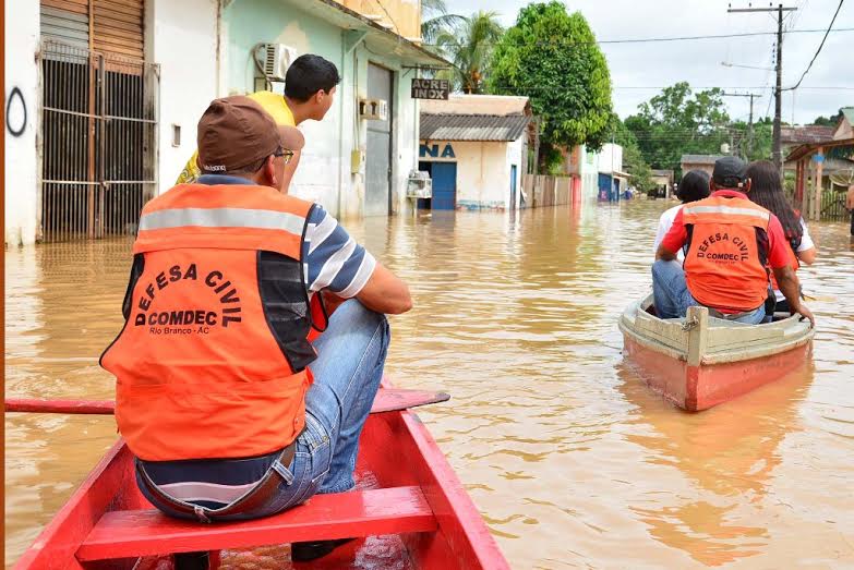 Membros da Defesa Civil monitoram regiões alagadas pelo rio Acre na capital/Foto: Assessoria alertsdefesa