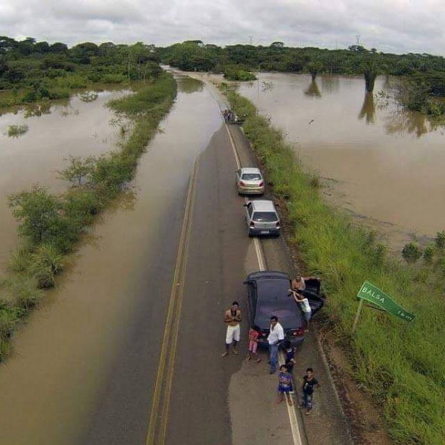 A fotografia , feita por Herlandes Fernandes mostra parte da BR 364 coberta pelas águas br portp velho