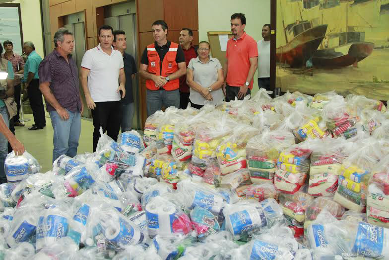 Ney Amorim faz a entrega das cestas ao prefeito Marcus Alexandre/Foto: Ascom Aleac cestasalaeac3