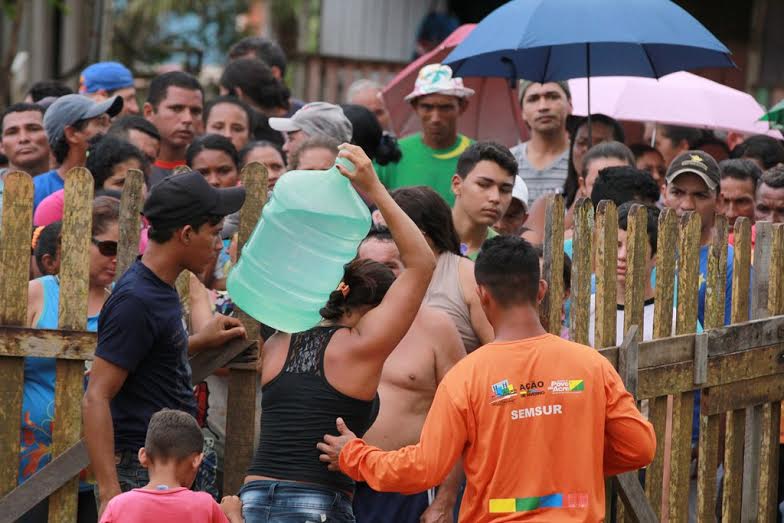 Famílias atingidas pela enchente se amontoam em busca de água potável cheia-imagensmarcantes