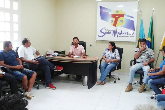 Prefeito se reuniu com piscicultores do município, representantes do Sebrae e da Seaprof, para tratar sobre a realização da Feira do Peixe 2015/Foto: Assessoria feira-peixe-sena2015