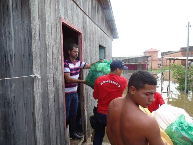 Prefeito Mano Rufino ajuda na retirada de utensílios da casa de uma família atingida pela enchente manopre