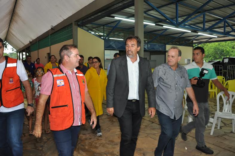 Ministro durante visita a abrigos na capital acreana ministroabrigo2