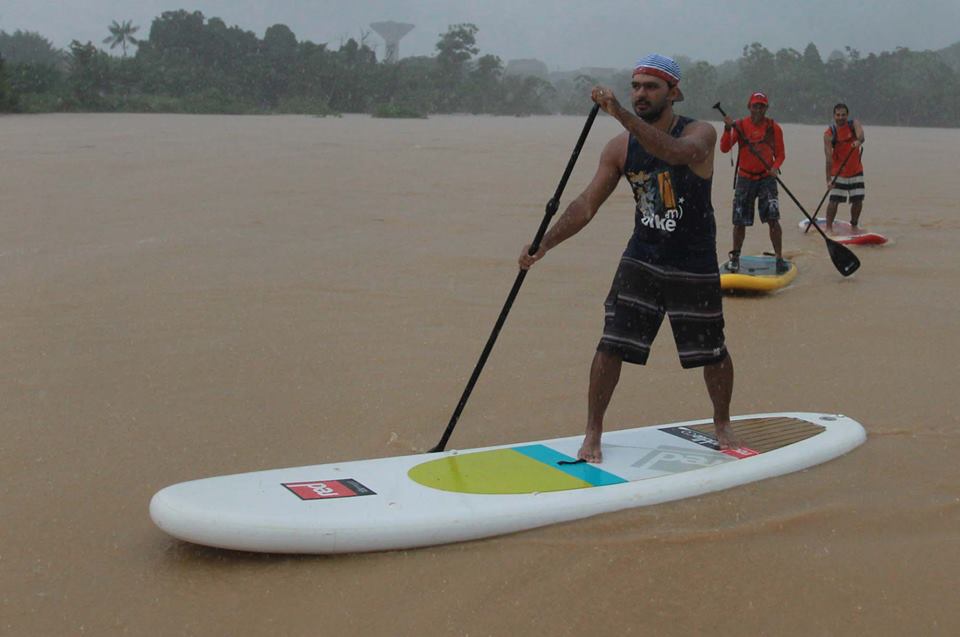 Os jovens se divertiam nas águas do Rio Acre, na tarde desta sábado/Fotos: Marcos Vicentti pranche