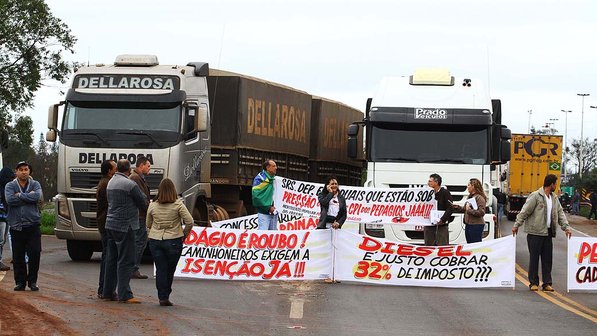 Caminhoneiros protestam nas rodovias de todo o Brasil protestos-caminhos-rodovias-20130702-01-size-598