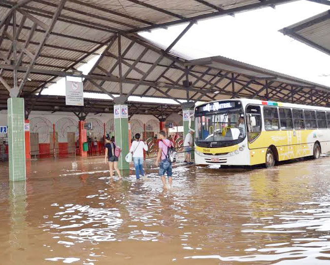 Após Terminal Urbano ser inundado, transporte coletivo é interrompido no centro