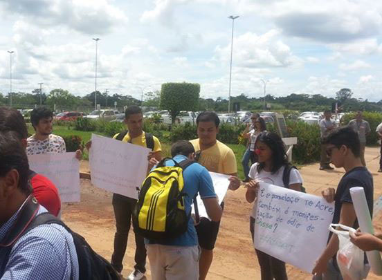 Cesario arrancou o cartaz das mãos do rapaz de amarelo/Foto: Reprodução Facebook 11050298 888863964509428 3123187239639202941 n