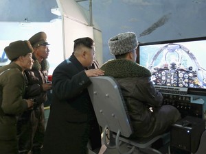 O ditador da Coreia do Norte, Kim Jong-un, inspeciona a Unidade 1016 da Força Aérea e Anti- aérea do Exército Popular da Coreia, em Puongyang (Foto: Reuters/KCNA) 2015-03-09t140704z 69831163