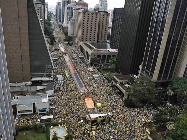 Multidão ocupa a Avenida Paulista em protesto contra a corrupção e o governo. (Foto: Nacho Doce/Reuters) 2015-03-15t190750z 15318361