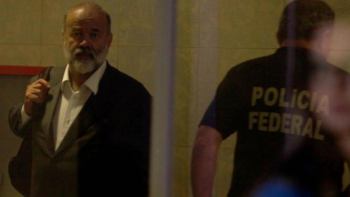 O homem da mochila: tesoureiro do PT, João Vaccari Neto, chega à Superintendência Regional da Polícia Federal (PF) na Lapa, Zona Oeste de São Paulo(FELIPE RAU/Estadão Conteúdo) alx vaccari-pf original