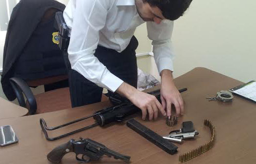 A polícia esta investigando a procedência das armas apreendidas/Foto: Pedro Paulo armaspresos2