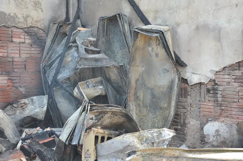 O fogo destruiu completamente o depósito de uma funerária, causando um prejuízo de quase R$ 1 milhão caixoesfogo