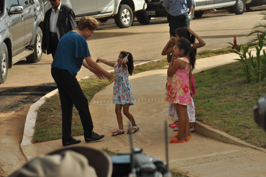 Dilma chega à Cidade do Povo e é recebida por crianças/Foto: Selmo Melo/ContilNet Notícias dilmacidadepovo1