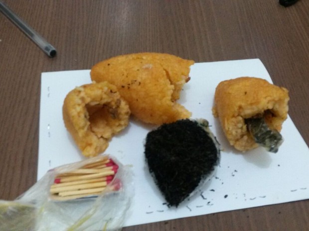Droga e os palitos de fósforos estavam dentro do salgado/Foto: Assessoria Polícia Civil drogquibe