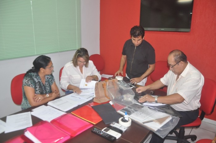 Para tratar da retomada do processo eleitoral, o presidente da Comissão Eleitoral, Evandilson Alves, convocou todos os representantes da Comissão Eleitoral para reunião eleicoesbancos