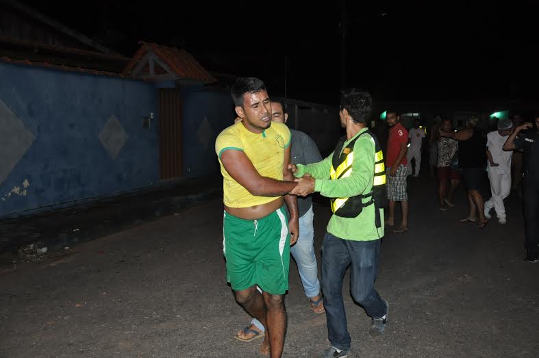 Suspeito foi detido por populares após assaltar a jovem/Foto: Selmo Melo/ContilNet Notícias estado-gravebosque