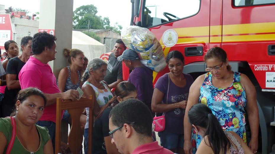 A cesta básica contém: 10 quilos de arroz, 3 quilos de feijão, 2 litros de óleo, 2 quilos de açúcar, leite em pó, charque, sal, café, biscoito e flocos de milho/Foto: Assessoria familaischeiaiaco