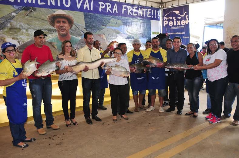 A cerimônia contou com a presença do prefeito, vereadores, secretários e produtores/Foto: Assessoria feirasemanasansasena