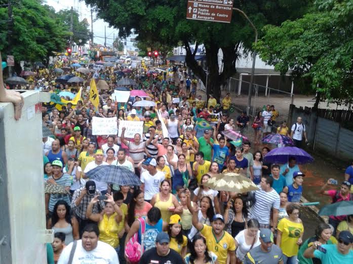 Manifestantes percorrem as principais ruas de Rio Branco/Foto: Fábio Pontes/ContilNet Notícias foratiaomovimento