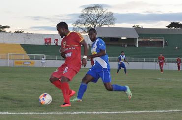 O gol colocou ‘fogo’ no jogo, mas aos 24 minutos, o zagueiro Gato acabou expulso/Foto: Manoel Façanha imperador