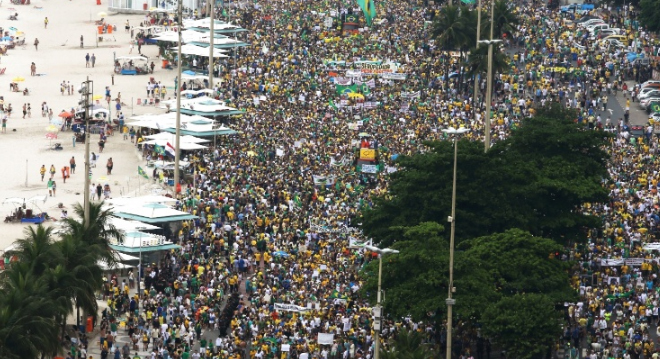 Manifestantes se reúnem na praia de Copacabana, no Rio manifestobrsil