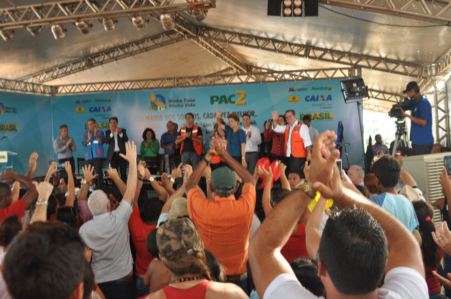 Militância petista exalta Dilma em sua chegada à Cidade do Povo/Foto: Selmo Melo/ContilNet Notícias militanciadilma3
