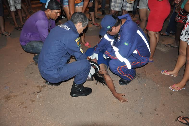 A mulher foi socorrida pelo Serviço de Atendimento Móvel de Urgência (Samu) e conduzida ao PS de Rio Branco com algumas escoriações/Foto: Selmo Melo/ContilNet Notícias mulheracidentemoto2