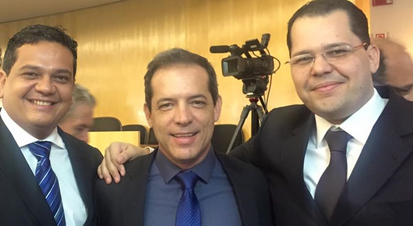 Gerson entre o presidente da OAB, Marcos Vinícius, e o advogado Erick Nascimento oabdestaque
