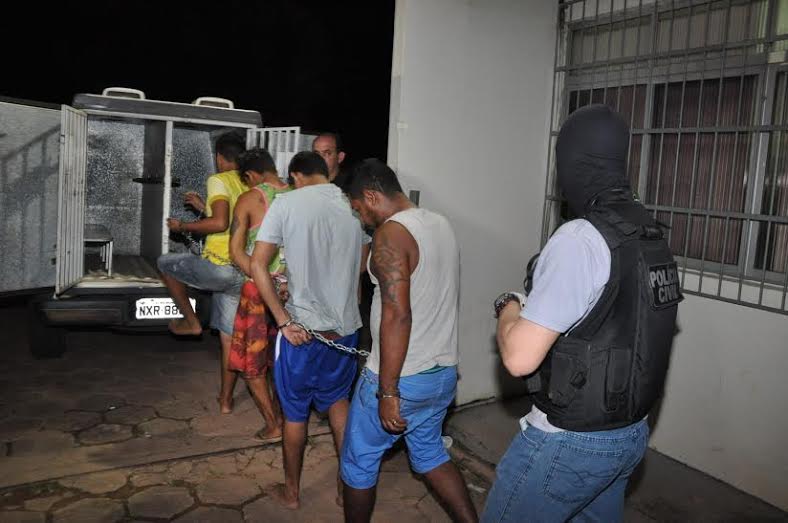 Cerca de 30 presos se encontravam na Delegacia Central/Foto: Selmo Melo/ContilNet Notícias tranferenciapresos2