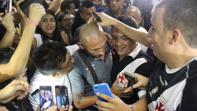Guiñazu é cercado por torcedores no saguão do aeroporto (Foto: João Paulo Maia) vascoacre