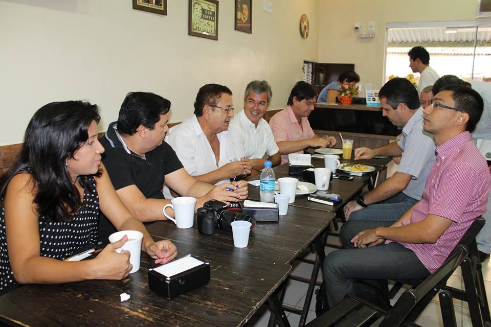Jorge Viana se reúne com a imprensa no Café do Mercado do Bosque/Foto: Reprodução Facebook 11113171 878923758832391 8789729080822254733 n
