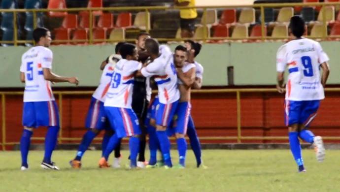 Jogadores do Plácido de Castro brigam durante duelo contra o Rio Branco (Foto: Duaine Rodrigues) 11159979 10202967111379189 3506194697868002937 n