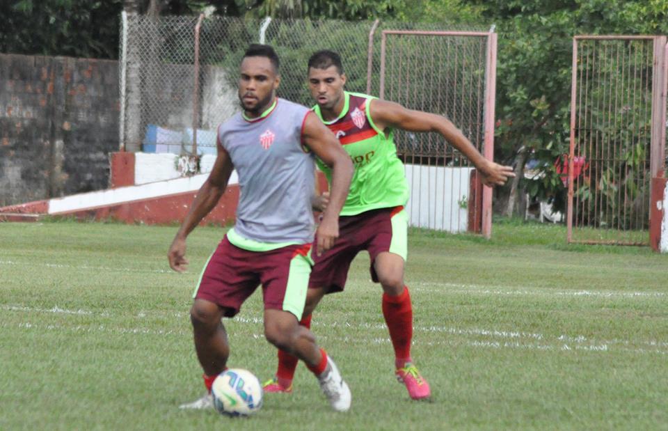 O atacante Alexandre Matão é marcado de perto pelo zagueiro Victor Hugo/FOTO: MANOEL FAÇANHA 11164778 10202954117894360 6490088389373840432 n