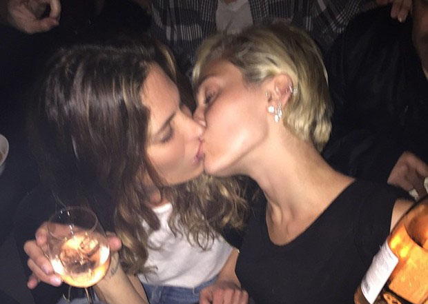 Miley Cyrus beija a amiga Frankie Rayder em festa em Los Angeles, nos Estados Unidos 11184651 799720636776128 334022213 n
