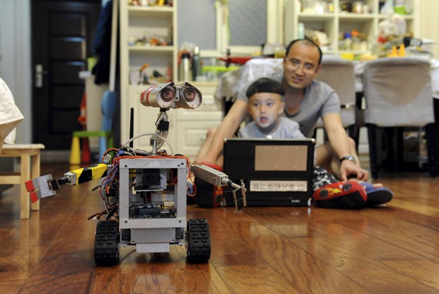 Lu Yunfeng gastou 10 mil iuanes (R$ 4,9 mil) para construir uma réplica do robô Wall-E (Foto: Reuters) 2015-04-20t082840z 1578047617 gf10000066058 rtrmadp 3 china-oddly