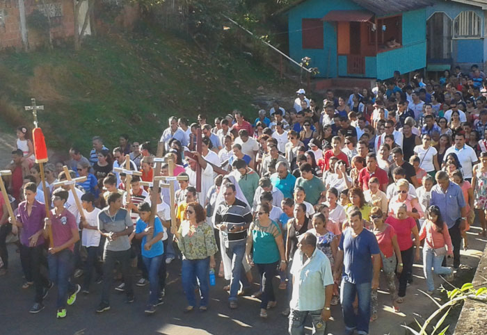 Fiéis percorrem as ruas de Cruzeiro durante Via Sacra/Foto: Juruá Online 20150403 074846