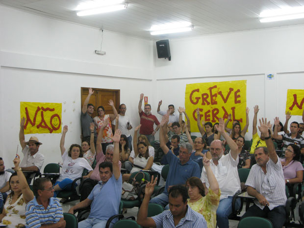 Professores e técnicos preparam manifesto para esta quinta 294
