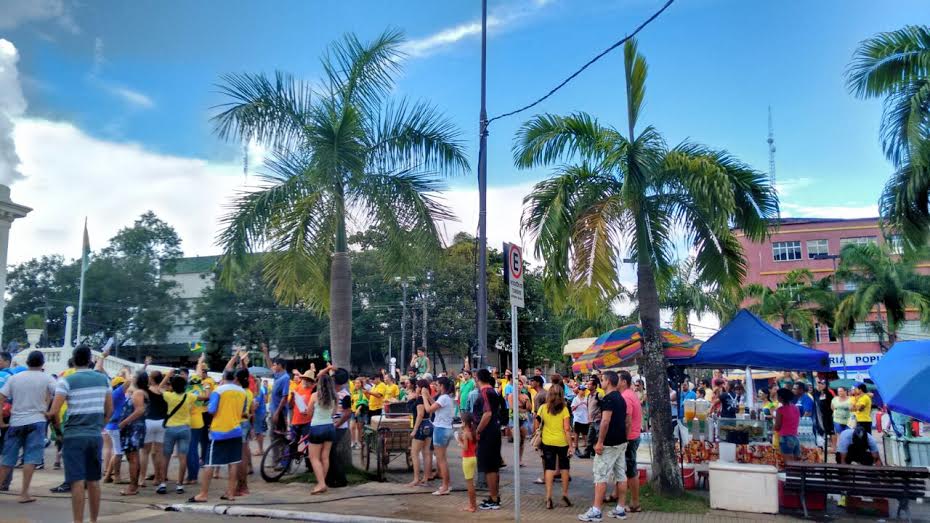 Manifestantes se concentram em frente ao Palácio Rio Branco/Foto: ContilNet Notícias 300manifesto