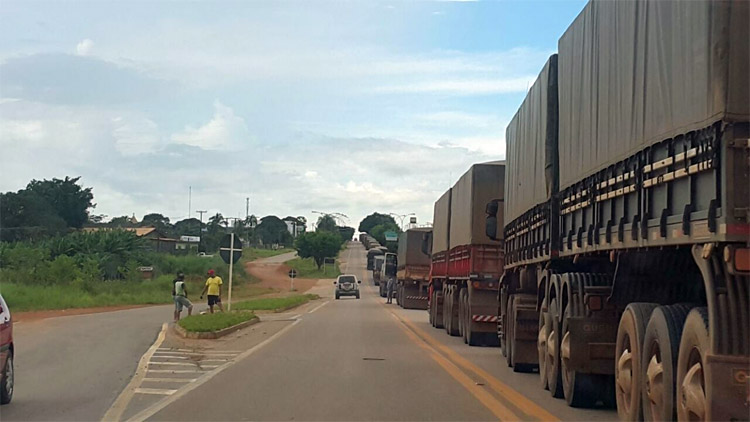 Segundo a PRF, apesar do transtorno com a interdição da rodovia, o tráfego voltou ao normal após a liberação/Foto: Rondônia Agora 942015-154009-jaru br1