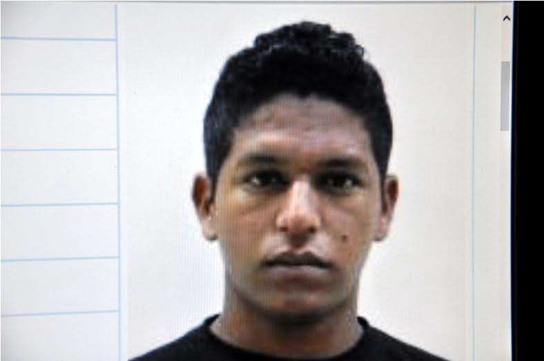 Cristian William Viana que estava na moto também atirou contra os policiais. Marquinhos levou um tiro nas nádegas e foi levado para o pronto-socorro pelo Samu assaltantepresobope