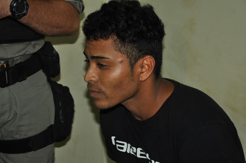 Suspeito foi preso e conduzido à delegacia/Foto: Selmo Melo/ContilNet Notícias assaltantepresos