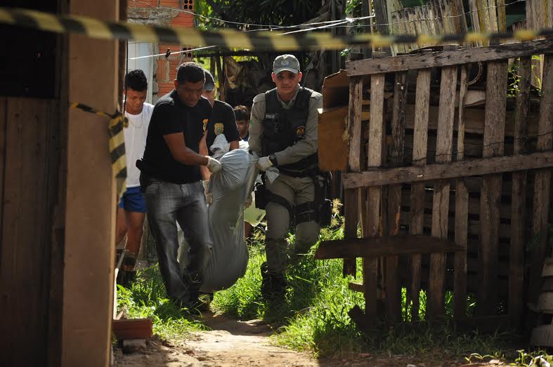 Jovem foi executado com quatro tiros/Foto: Selmo Melo/ContilNet Notícias assisfeitosa