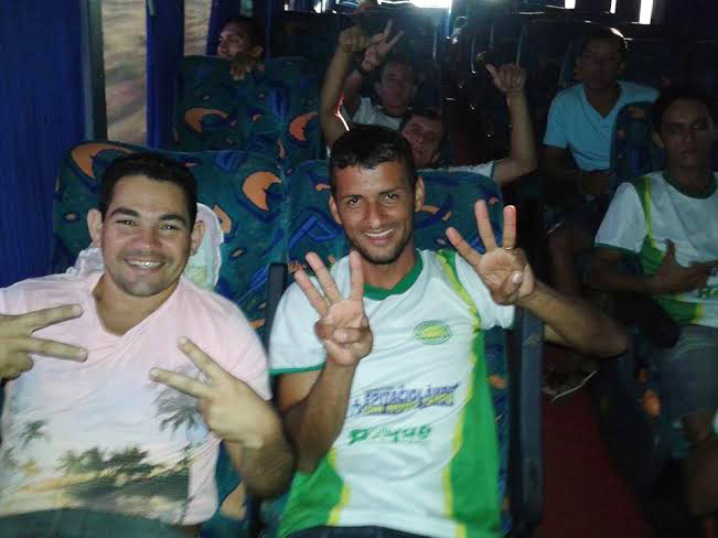 ônibus que levava a equipe do Alto Acre quebrou faltando 15 quilômetros para chegar à fronteira/Foto: Reprodução Facebook atletasaltoacre