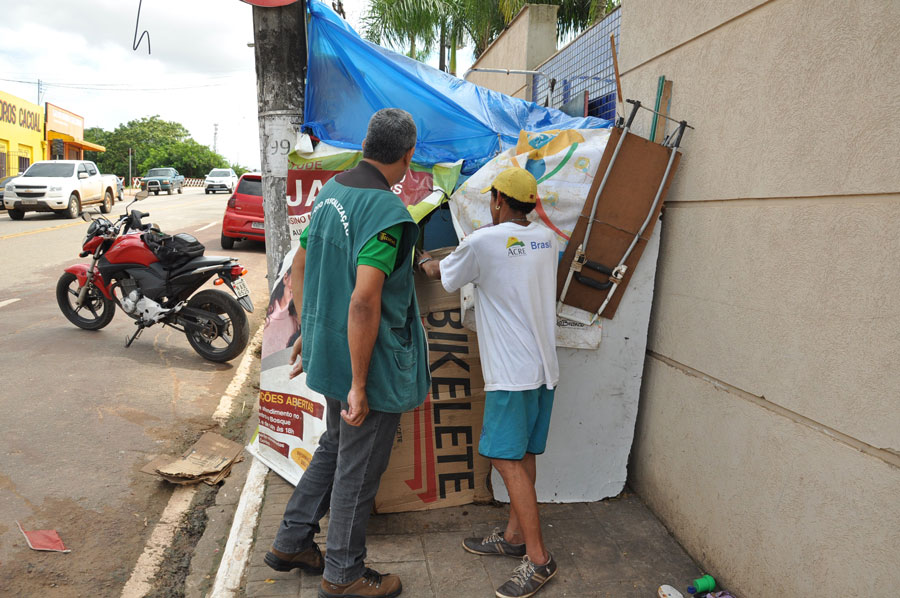 Homem resolveu montar uma barraca e morar no centro da cidade/Foto: Selmo Melo/ContilNet Notícias barraco